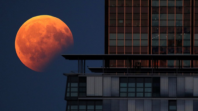 صور رائعة تجسد ظاهرة القمر الدامي عالميا