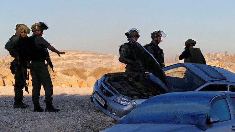 سكان محليون: مستوطنون إسرائيليون يحرقون سيارتين شمالي رام الله
