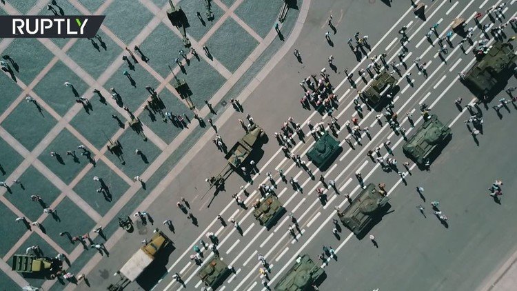 استعراض في سان بطرسبورغ لدبابات من عهد الحرب العالمية الثانية 