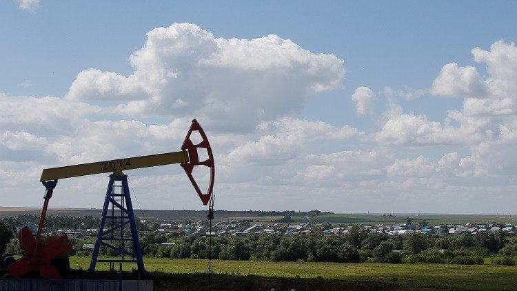 النفط يصعد مع انخفاض المخزونات الأمريكية