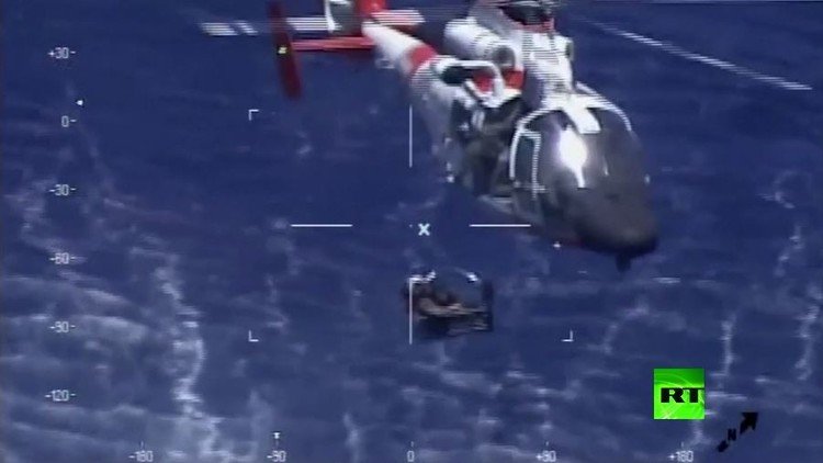 إنقاذ طيار أمريكي بعد تحطم طائرته فوق البحر!