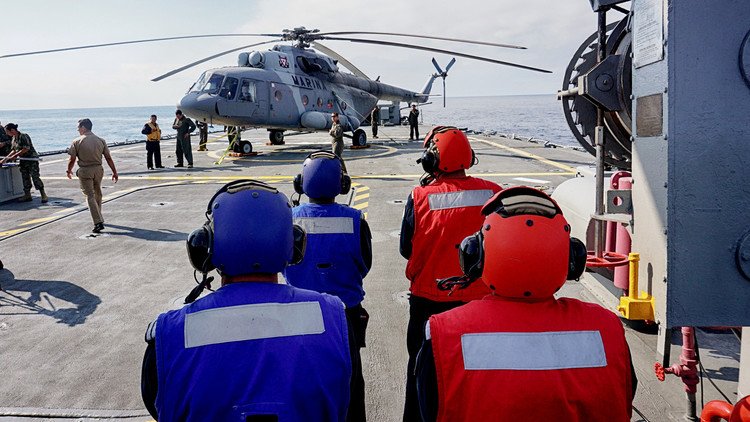 البحرية الأمريكية تعلق رحلاتها الجوية بعد تحطم طائرتين