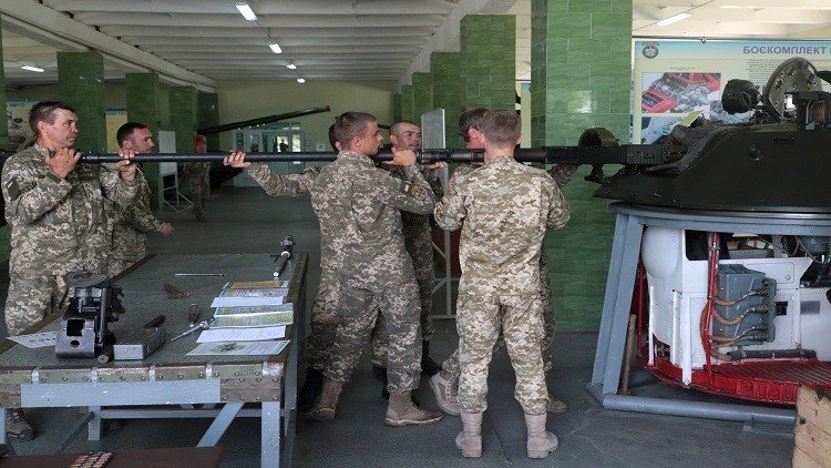 بوروشينكو: عززنا الجيش بـ 16000 قطعة عسكرية منذ بداية الحرب في دونباس!