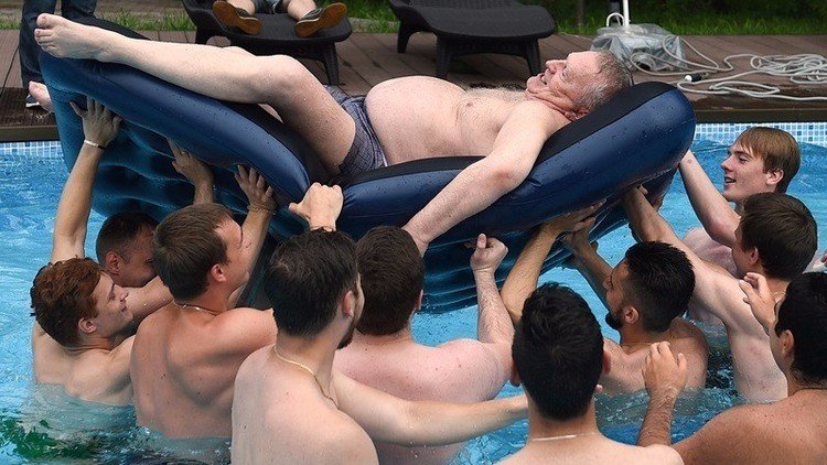 جيرينوفسكي يحتفل بعيد الرياضيين في حوض للسباحة 