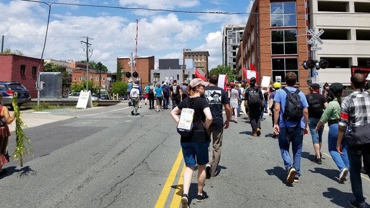 فيديو لحظة دهس المتظاهرين في فرجينيا بالولايات المتحدة