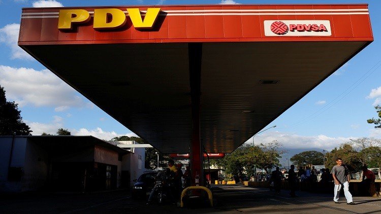 انخفاض عائدات فنزويلا من النفط بنحو الثلث في 2016