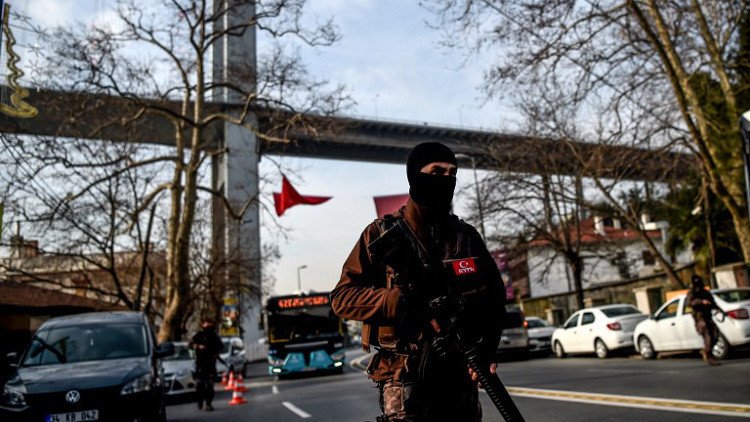 تركيا.. "داعشي" يطعن شرطيا حتى الموت داخل سيارة أمن