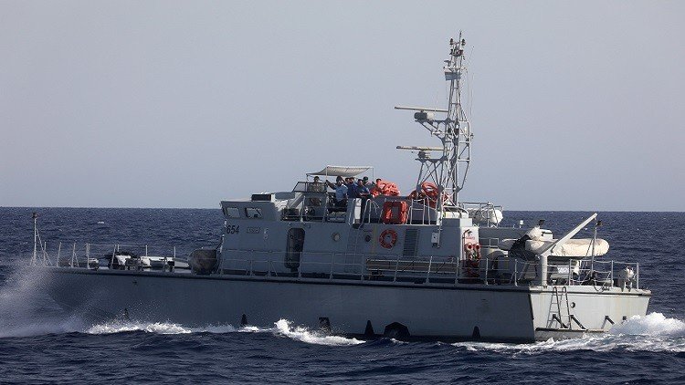 بالصور والفيديو.. خفر السواحل بليبيا يهدد سفينة إسبانية لإنقاذ المهاجرين