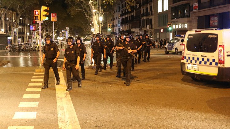 حداد 3 أيام .. والشرطة الإسبانية تعتبر هجمات برشلونة وكامبريلس وألكانار سلسلة واحدة
