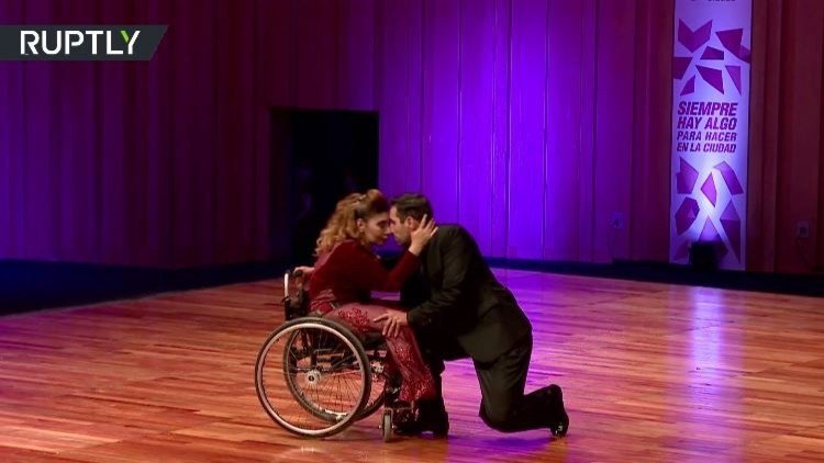 فتاة أرجنتينية ترقص التانغو على كرسي متحرك