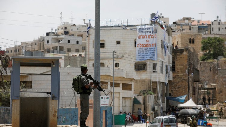 تجميد قانون يشرع البؤر الاستيطانية المقامة على أراض فلسطينية