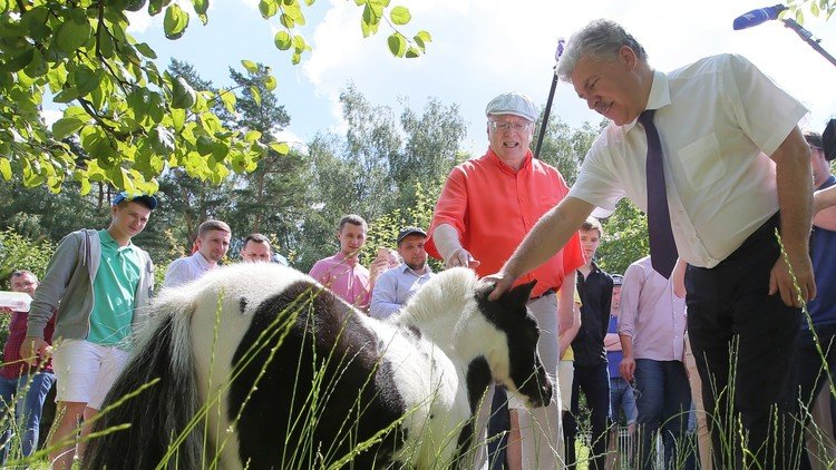 جيرينوفسكي يبيع مقتنياته الشخصية في سوق بموسكو 