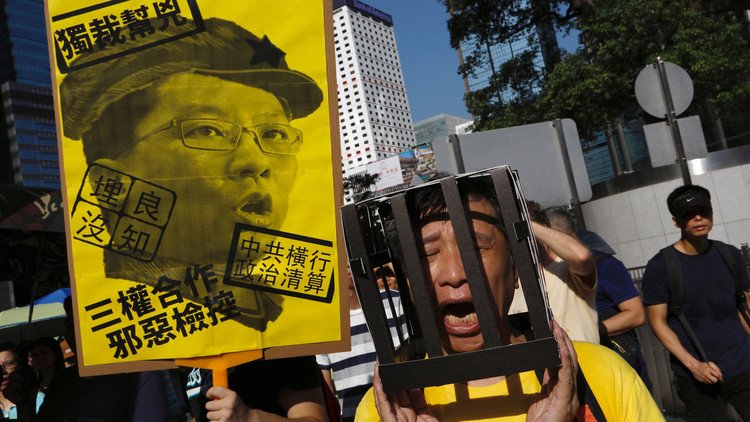 احتجاج الآلاف في هونغ كونغ على حبس ناشطين