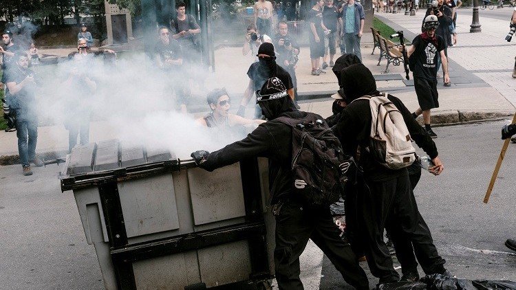  مواجهات في الكيبيك بين الشرطة ومتظاهرين مؤيدين للمهاجرين (فيديو)