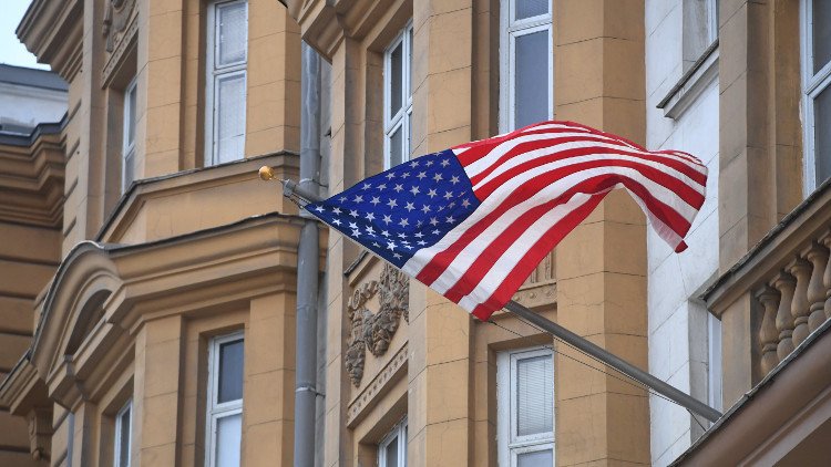 السفارة الأمريكية في موسكو تعلق مؤقتا إصدار تأشيرات الدخول إلى الولايات المتحدة