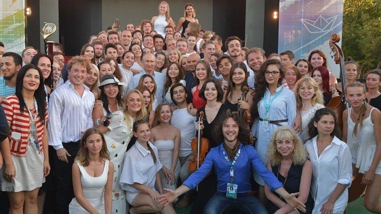 الرئيس الروسي فلاديمير بوتين أثناء التقاط صورة تذكارية مع شباب مبدعين في القرم