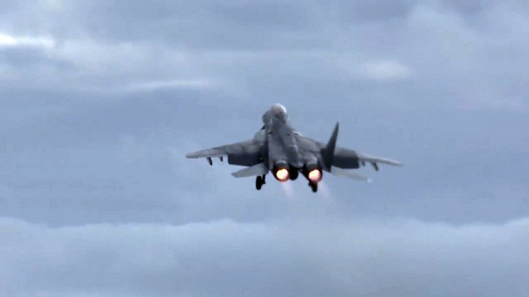 سلاحا الجو السوري والروسي يدمران عربات لداعش ويقتلان 15 إرهابيا في دير الزور