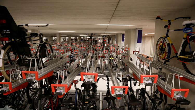 هولندا تبني أكبر مرآب للدراجات في العالم!