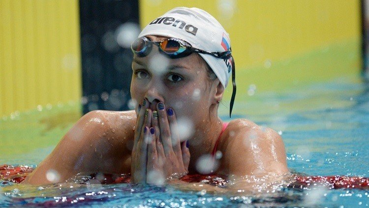 روسيا تتوج بذهبية سباق التتابع للسباحة في 