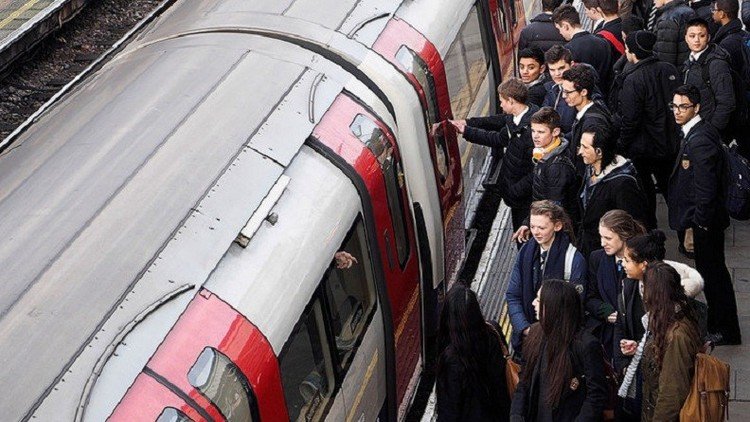 برلماني بريطاني يقترح تخصيص عربات نقل للنساء