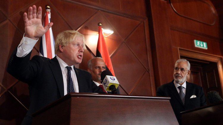 جونسون يصل بنغازي  للقاء حفتر ويعد بمساعدة حكومة الوفاق