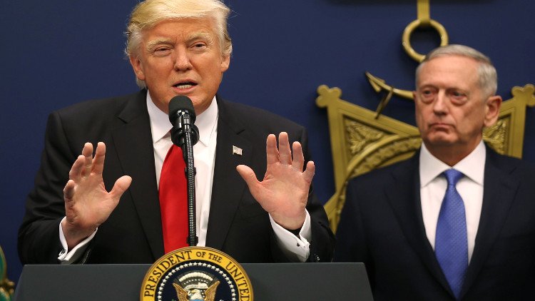 ترامب يوقع مرسوما يحظر تجنيد المتحولين جنسيا