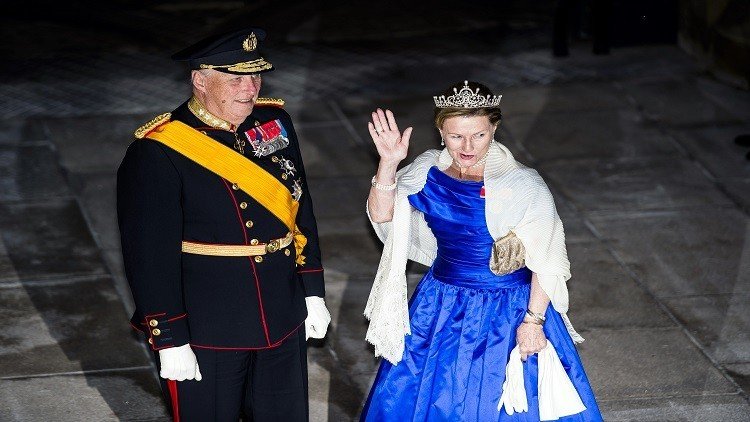 ملكة النرويج تخرج في نزهة مع اللاجئين