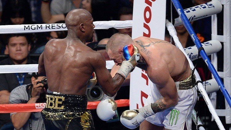 بالفيديو.. أغلى نزال في التاريخ يحسم بالضربة الفنية القاضية 