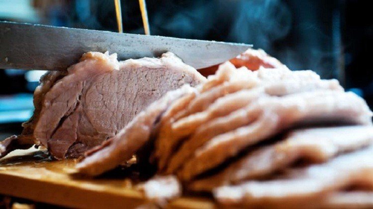 فرنسا تعيد العمل بنظام الأطعمة البديلة عن لحم الخنزير فى مدارسها 