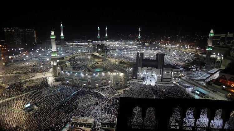 ضبط حجاج متنكرين بملابس نسائية!!