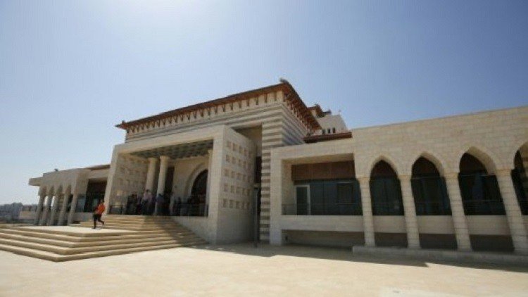 عباس يحول قصرا رئاسيا إلى مكتبة