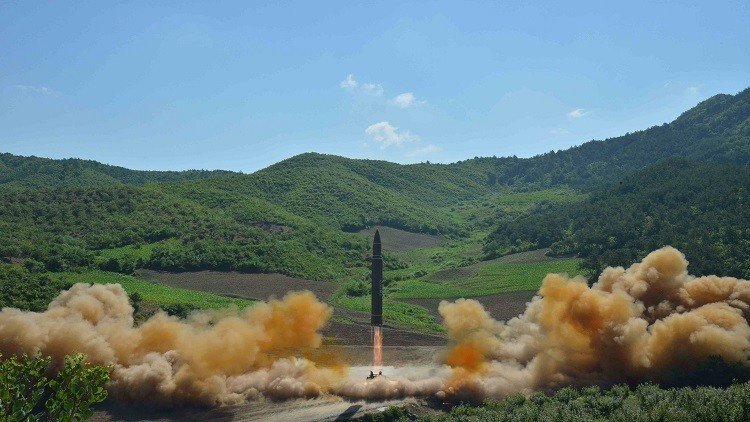 كوريا الشمالية تطلق صاروخا باتجاه اليابان في 
