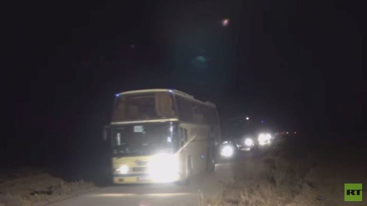 فيديو حصري.. جنود سوريون يحتفلون أمام عبور حافلات داعش المتجهة لدير الزور