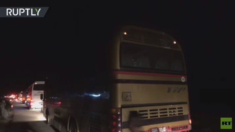 فيديو حصري.. جنود سوريون يحتفلون أمام عبور حافلات داعش المتجهة لدير الزور