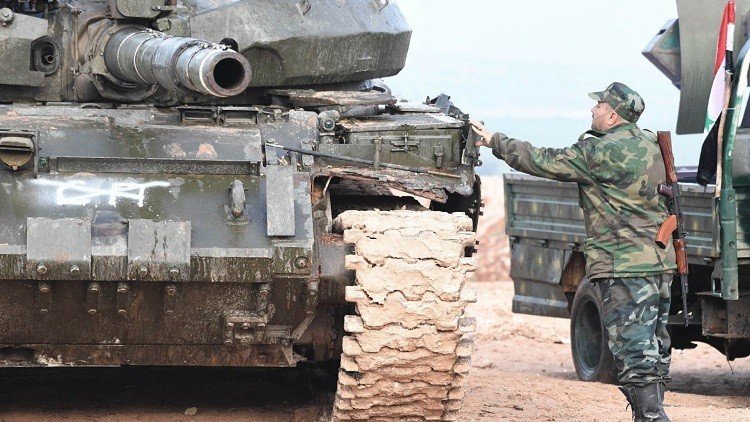 بعد موافقته على تمرير قافلة "داعش".. الجيش السوري يكثف قصفه على دير الزور