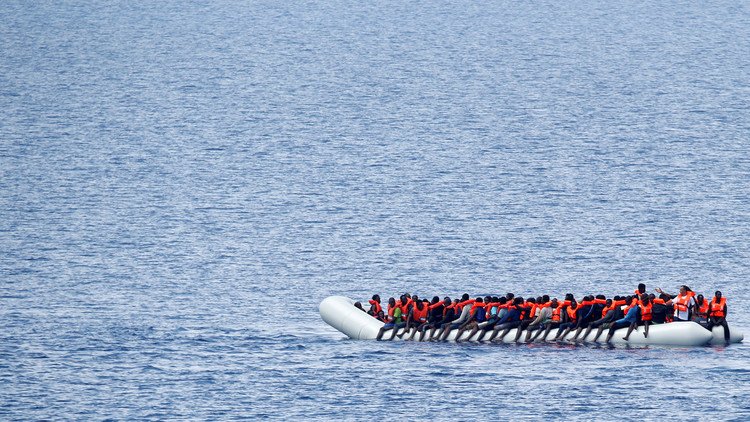 خفر السواحل الليبي ينقذ 450 مهاجرا