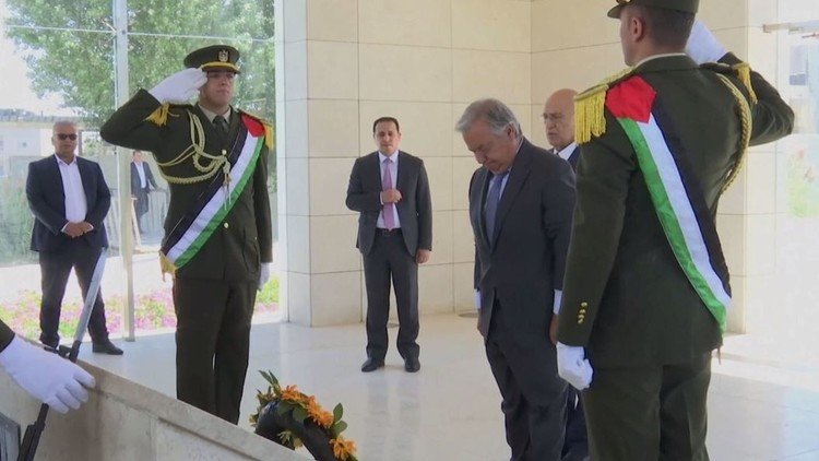 بالفيديو.. غوتيريش يضع إكليلا من الزهور على ضريح عرفات