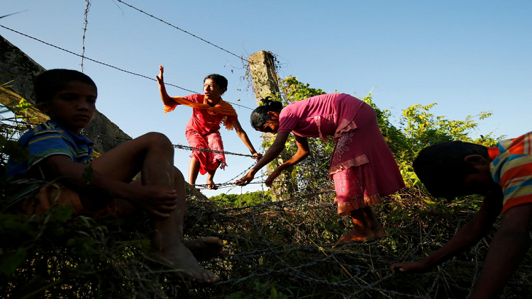 آلاف الروهينغا يفرون نحو الحدود مع اشتداد العنف في ميانمار