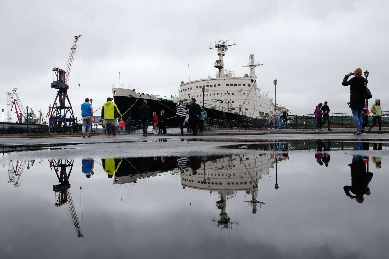 كاسحة الجليد لينين خارج الخدمة بعد تحويلها إلى متحف، في ميناء مورمانسك الروسية وراء الدائرة القطبية. 3 أغسطس 2017