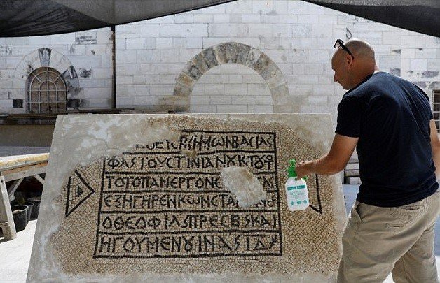 اكتشاف فسيفساء في البلدة القديمة بالقدس عمرها 1500 عام