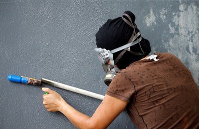 متظاهر يحاول إشعال الألعاب النارية خلال الاشتباكات مع قوات الأمن في فالنسيا، بفنزويلا. 6 أغسطس 2017