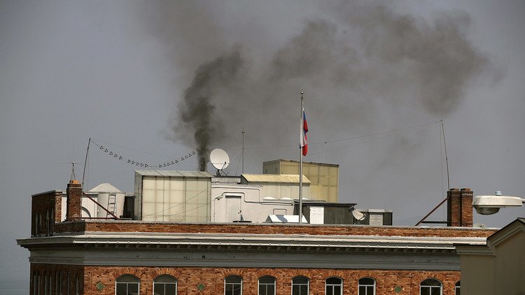 موسكو توضح سبب تصاعد الدخان فوق قنصليتها في سان فرانسيسكو