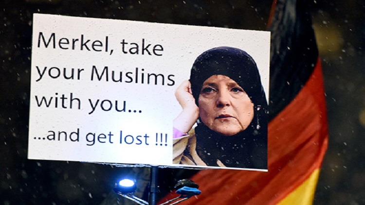 "أم جميع المهاجرين" ميركل تواصل سياستها المدمرة لأوروبا 