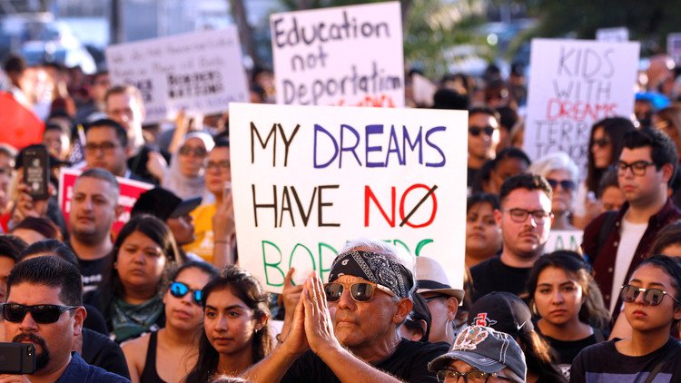 15 ولاية أمريكية من ضمنها واشنطن تقاضي ترامب