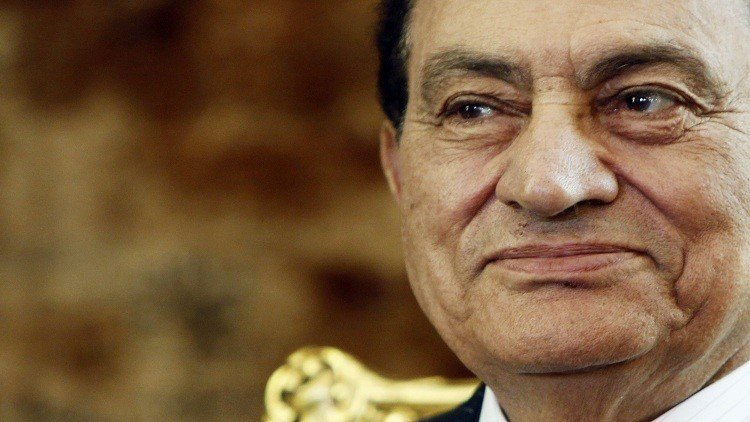 صورة جديدة لحسني مبارك بصحبة ابنه وحفيدته