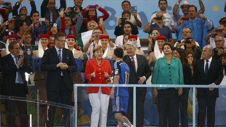 ميركل تنتقد الصفقات الخيالية لشراء لاعبي كرة القدم