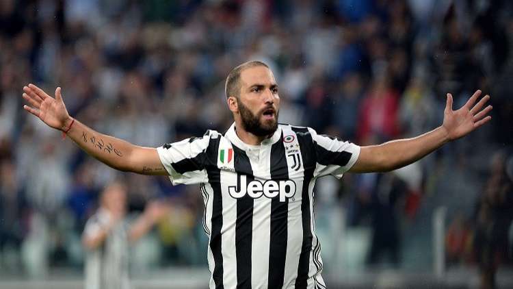  السيدة العجوز تكرم كييفو فيرونا بثلاثية