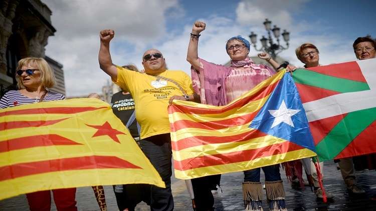 إسبانيا.. حملة مداهمات لوقف استفتاء كتالونيا