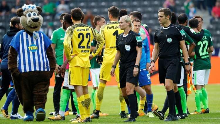 بالفيديو.. أول حكم امرأة تدير مباراة في البوندسليغا