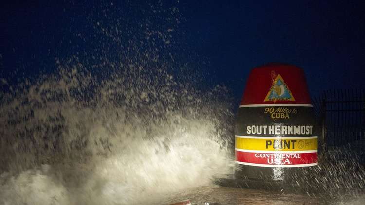 فيديو مخيف لرجل يركب أمواج الإعصار "إرما"